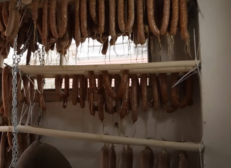Nepravilno sušenje kvari kobasicu. Idealno je 10–15°C, 75–85% vlage, uz dobru prozračenost.