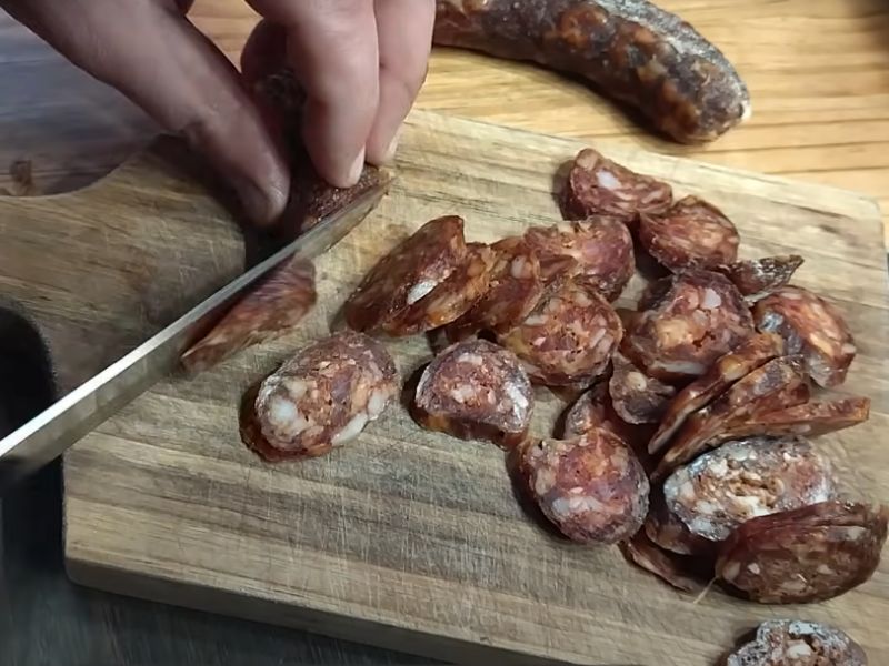 Pravljenje kobasice čuva tradiciju, okuplja porodicu i traži pažnju za savršen ukus i teksturu.